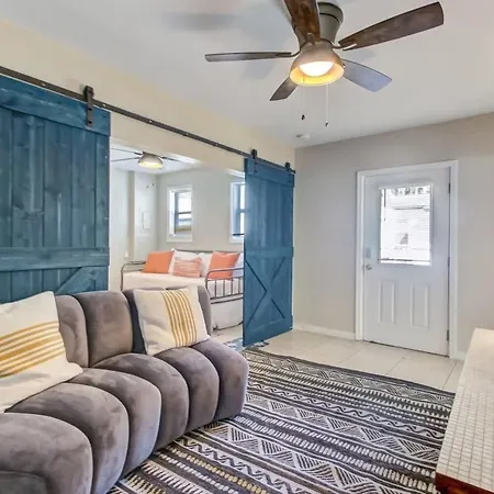 The Peachy Pearl, Private Uptown Apartment, Dog Friendly